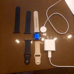 Apple Watch SE GPS +Cellular, 40mm gold aluminum case with midnight sports band